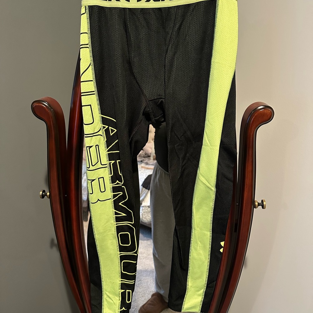 Under Armour men’s thermal tights
Black and green